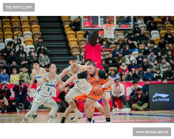 李添荣攻势如潮上海男篮大胜吉林31分引爆热议 李添荣攻势如潮上海男篮大胜吉林31分引爆热议